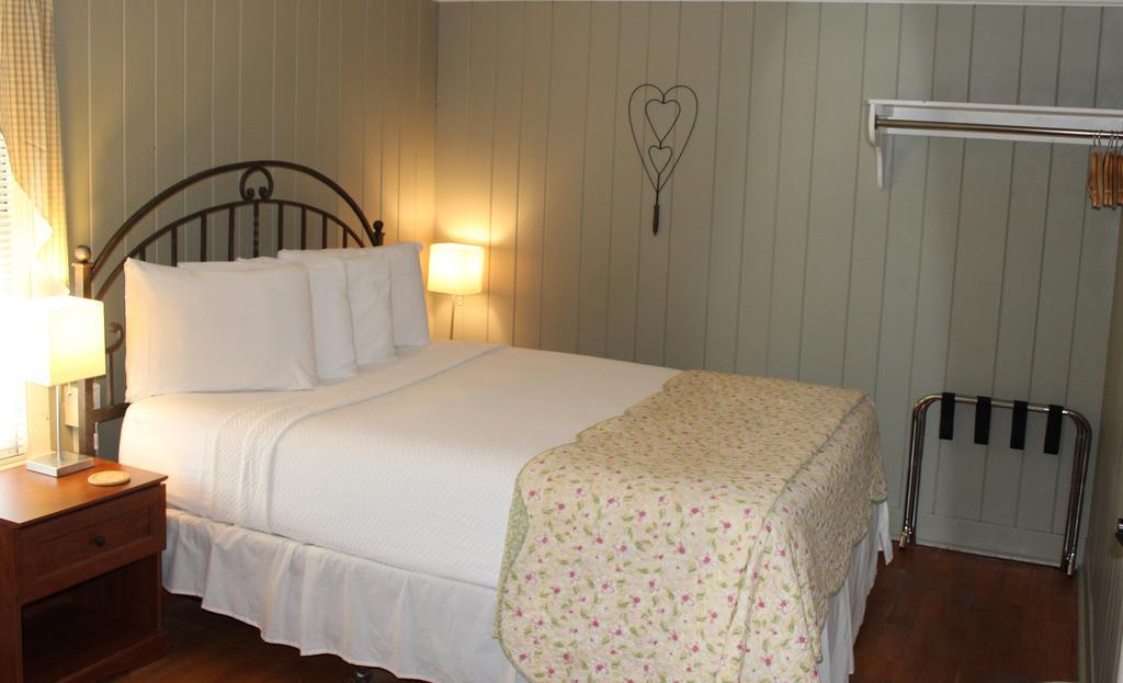 The Vermont Inn Mendon Bagian luar foto