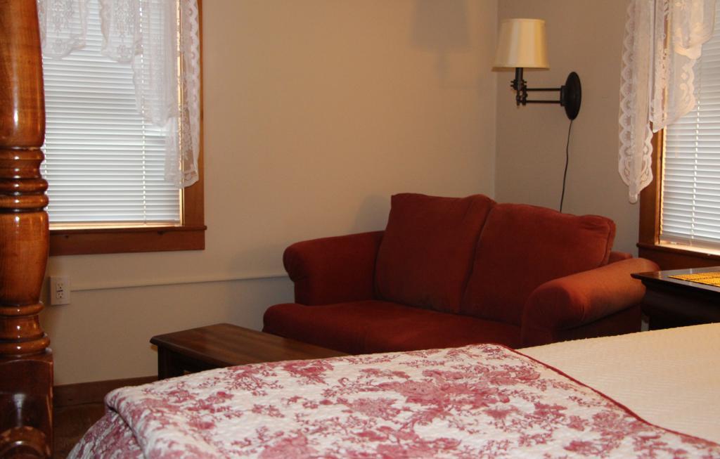 The Vermont Inn Mendon Bagian luar foto