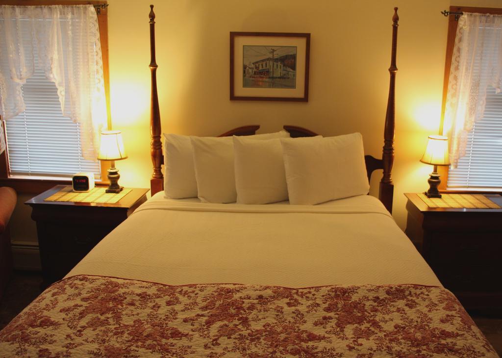 The Vermont Inn Mendon Bagian luar foto
